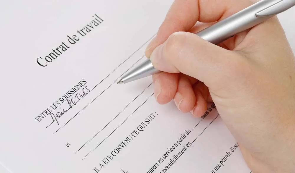 Le contrat doit être signé dans les deux jours suivant l’entrée de prise de fonction. - Illustration Opter pour le bon contrat cet été