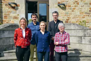 De gauche à droite : Anne-Soizic Liger, Auxane Allanic, Élise Guillard, Aymeric Massiet du Biest et Marylène Jameu (directrice des services de La Guerche).