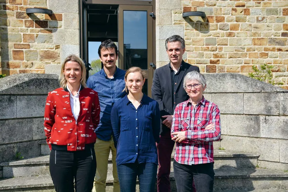 De gauche à droite : Anne-Soizic Liger, Auxane Allanic, Élise Guillard, Aymeric Massiet du Biest et Marylène Jameu (directrice des services de La Guerche). - Illustration La bio en marche en restauration collective