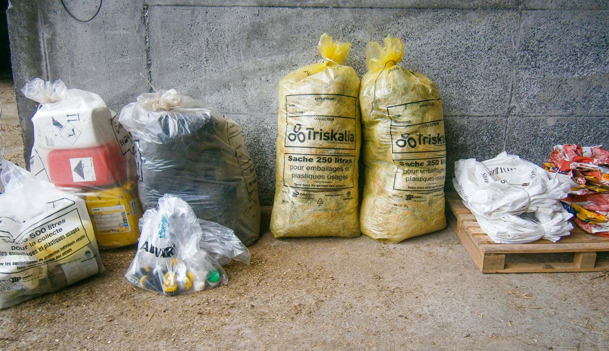 ”Collectons et Recyclons !” La préparation des emballages est très importante pour assurer leur collecte. - Illustration Déchets plastique