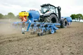 Le semoir de 8 rangs et 6 m de large est capable de semer à une vitesse comprise entre 8 et 15 km/h.