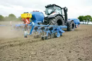 Le semoir de 8 rangs et 6 m de large est capable de semer à une vitesse comprise entre 8 et 15 km/h.