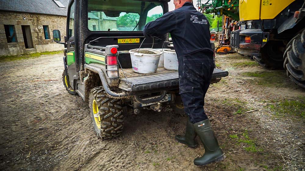  - Illustration John Deere Gator XUV865M : Le compagnon idéal de l’éleveur laitier ?