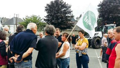 Photo of Coquelicots et syndicalistes agricoles débattent à Callac