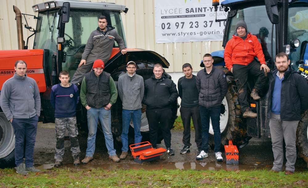  - Illustration Ils se forment à la maintenance des tracteurs