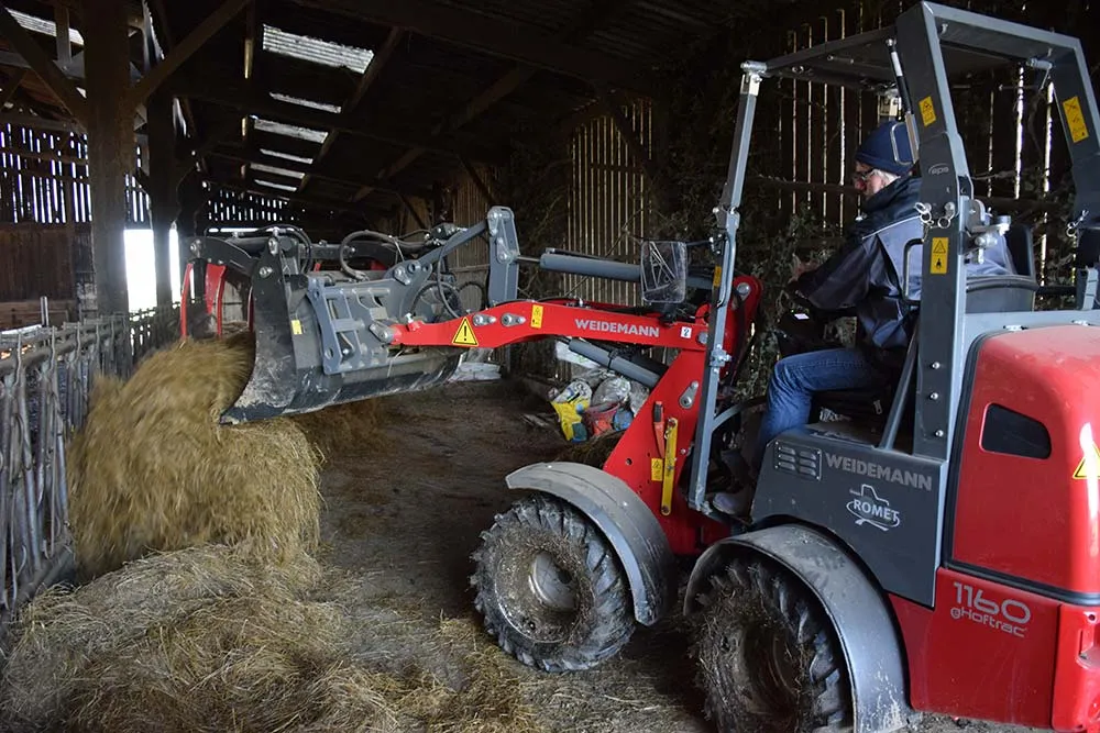  - Illustration Un chargeur en prise avec son époque