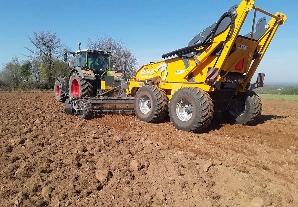  - Illustration La ramasseuse s’occupe des pierres