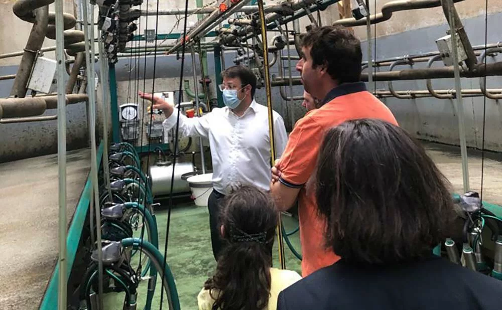 5713.hr - Illustration Le président de Région visite une exploitation à Coatascorn
