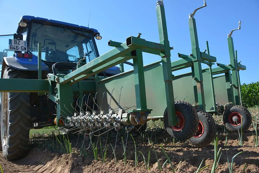 6747.hr - Illustration Les rotors terminent le désherbage