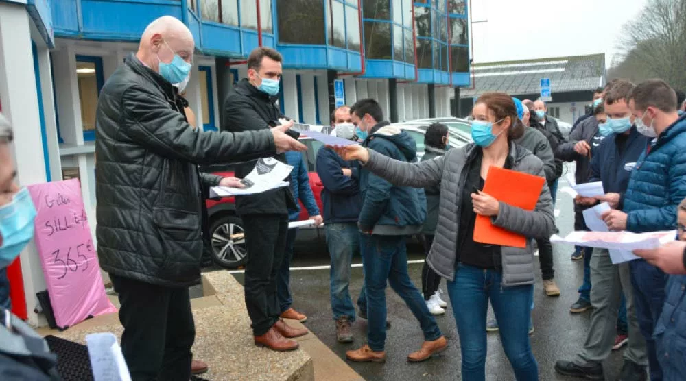 Sans Titre 1 - Illustration Des éleveurs déposent leur CV en signe de protestation