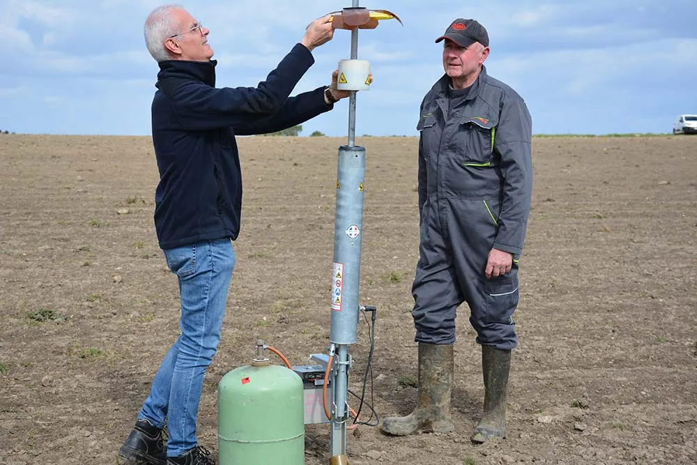 dd8098.hr - Illustration Le Gaec de Mané Ruel adopte l’effaroucheur pyro-optique