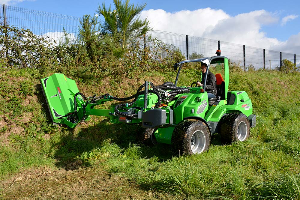 9903.hr - Illustration Le chargeur articulé, un vrai couteau suisse