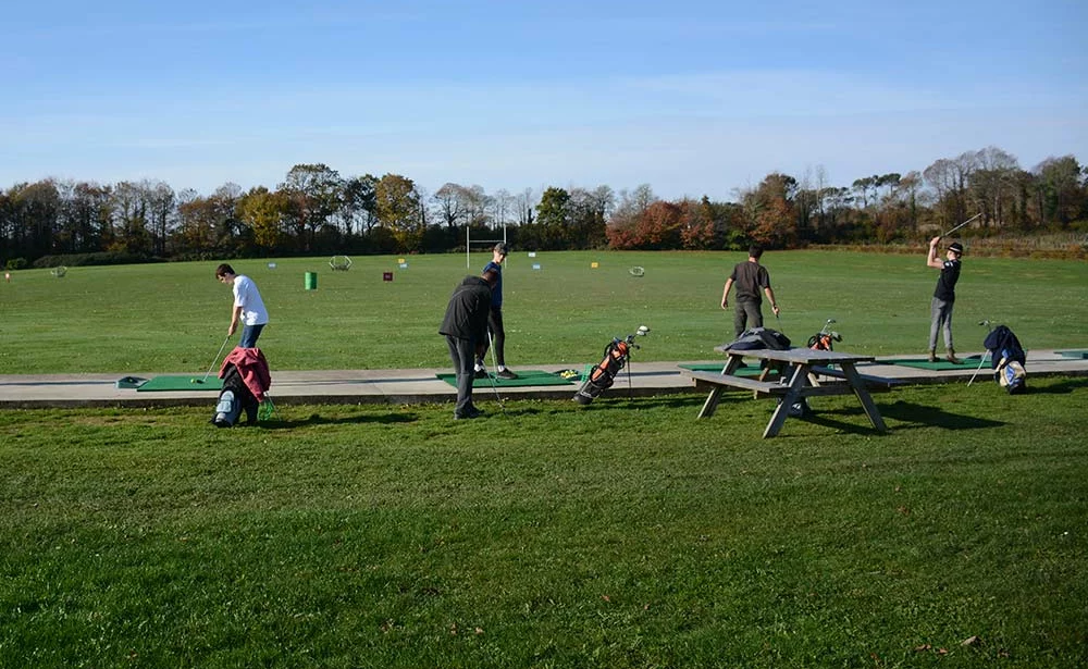 10719.hr - Illustration Pratiquer le golf à l’école