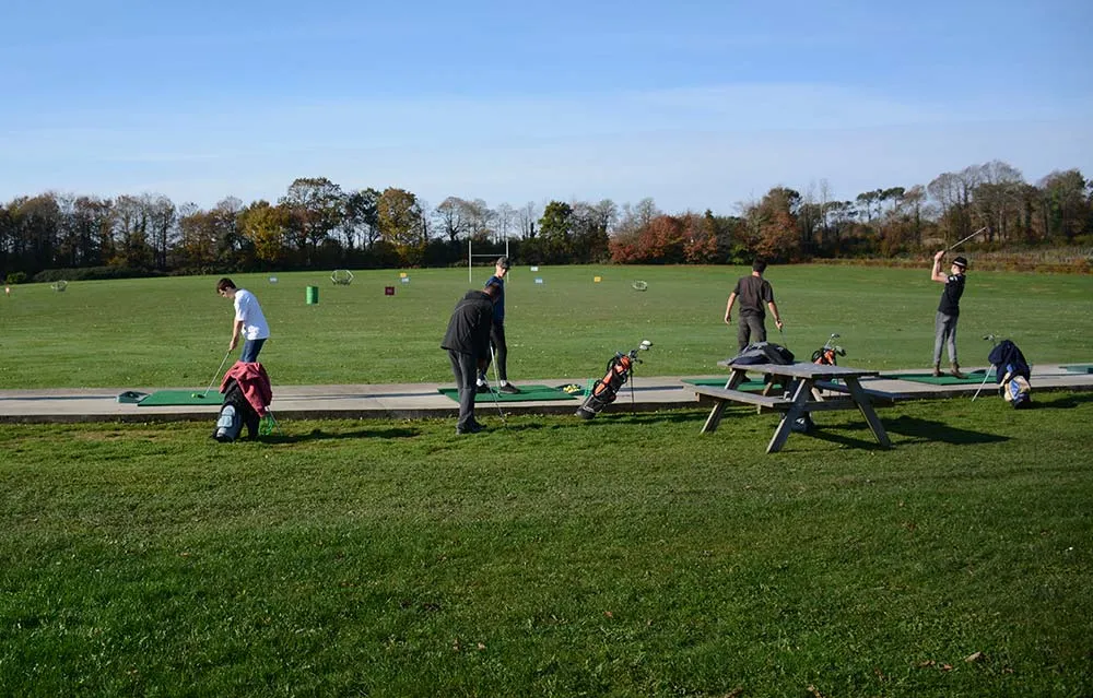 10719.hr - Illustration Pratiquer le golf à l’école