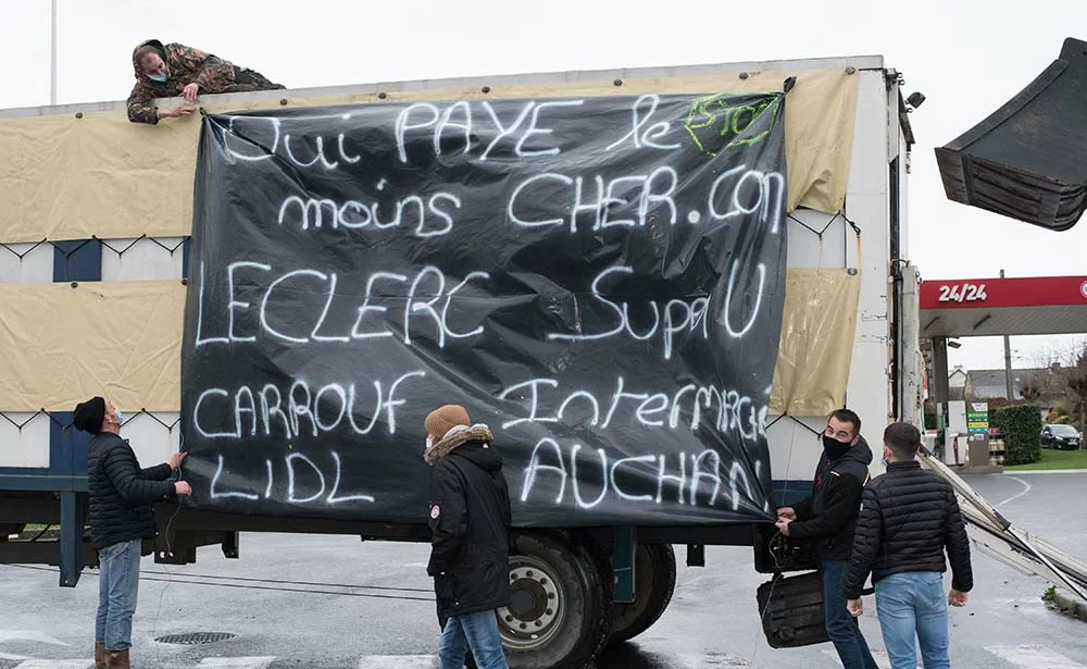 10762.hr - Illustration Les parkings se vident et les langues se délient