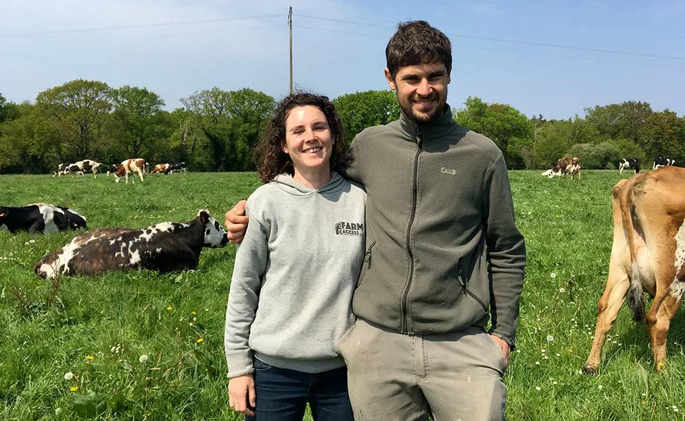 Des éleveurs laitiers dans une prairie au milieu de leurs vaches - Illustration Maximiser le pâturage en s’adaptant au contexte séchant