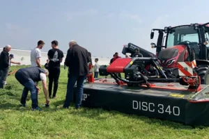 Du matériel de fauche slovène présenté en démonstration sur une parcelle de graminées et légumineuses.