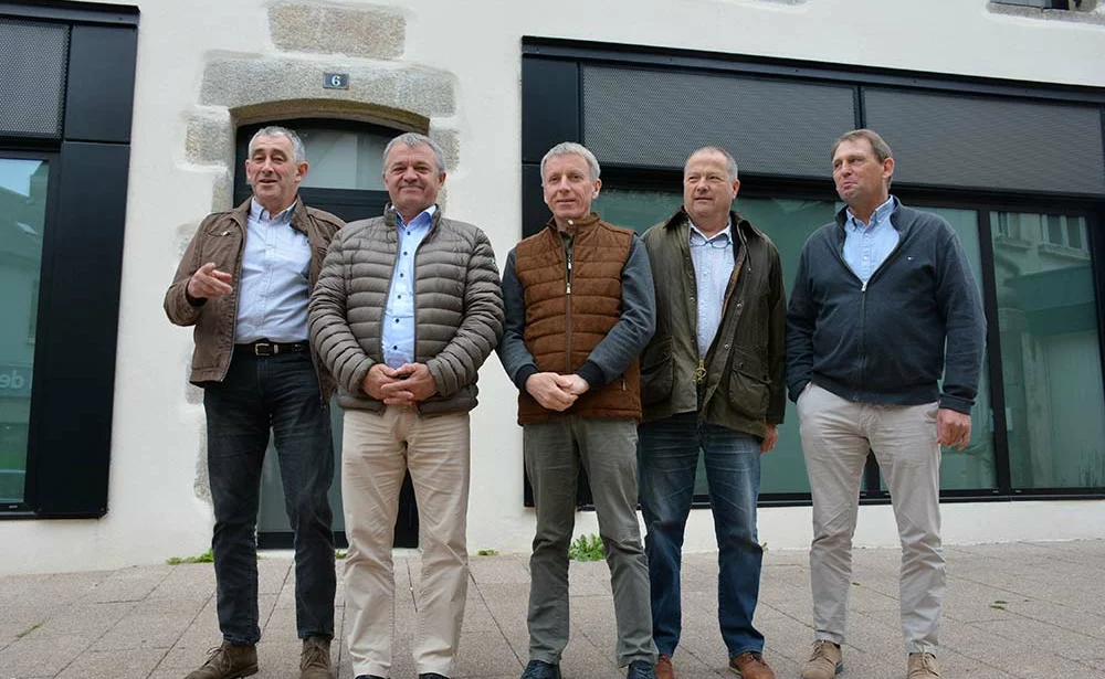 5 élus de la Chambre d'Agriculture de Bretagne debouts devant un bâtiment. - Illustration L’agriculture bretonne entre inquiétude et détermination