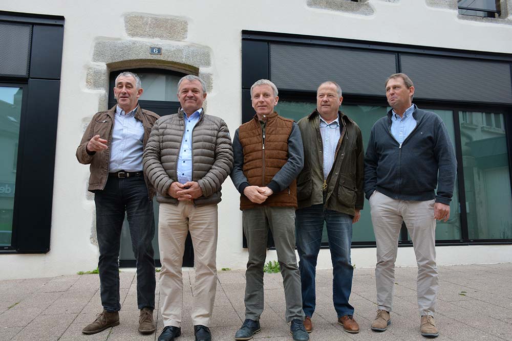 5 élus de la Chambre d'Agriculture de Bretagne debouts devant un bâtiment.
