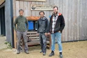 Les trois associés de l'EARL du Moulin de Saint-Germain devant leurs nouveaux locaux.