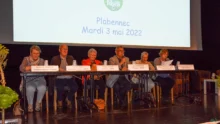Six anciens exploitants de la FDSEA assis à un table pendant une présentation.