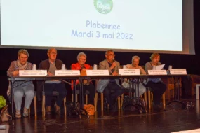 Six anciens exploitants de la FDSEA assis à un table pendant une présentation.