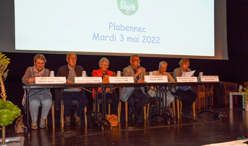 Six anciens exploitants de la FDSEA assis à un table pendant une présentation. - Illustration Pour que vive la ruralité