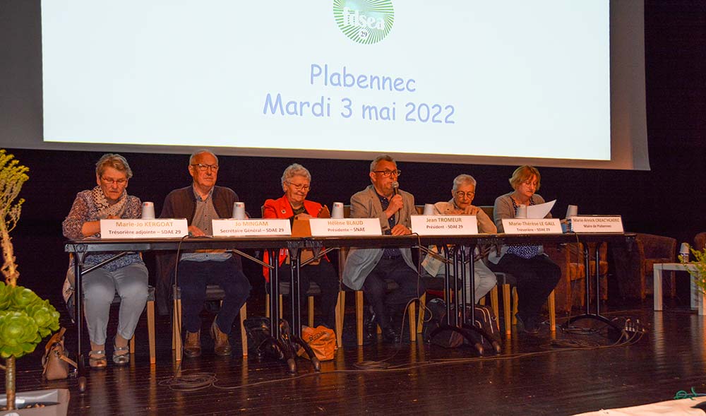 Six anciens exploitants de la FDSEA assis à un table pendant une présentation.
