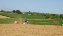 Un tracteur Deutz qui sème du maïs dans un sol bien préparé