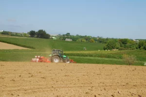 Un tracteur Deutz qui sème du maïs dans un sol bien préparé