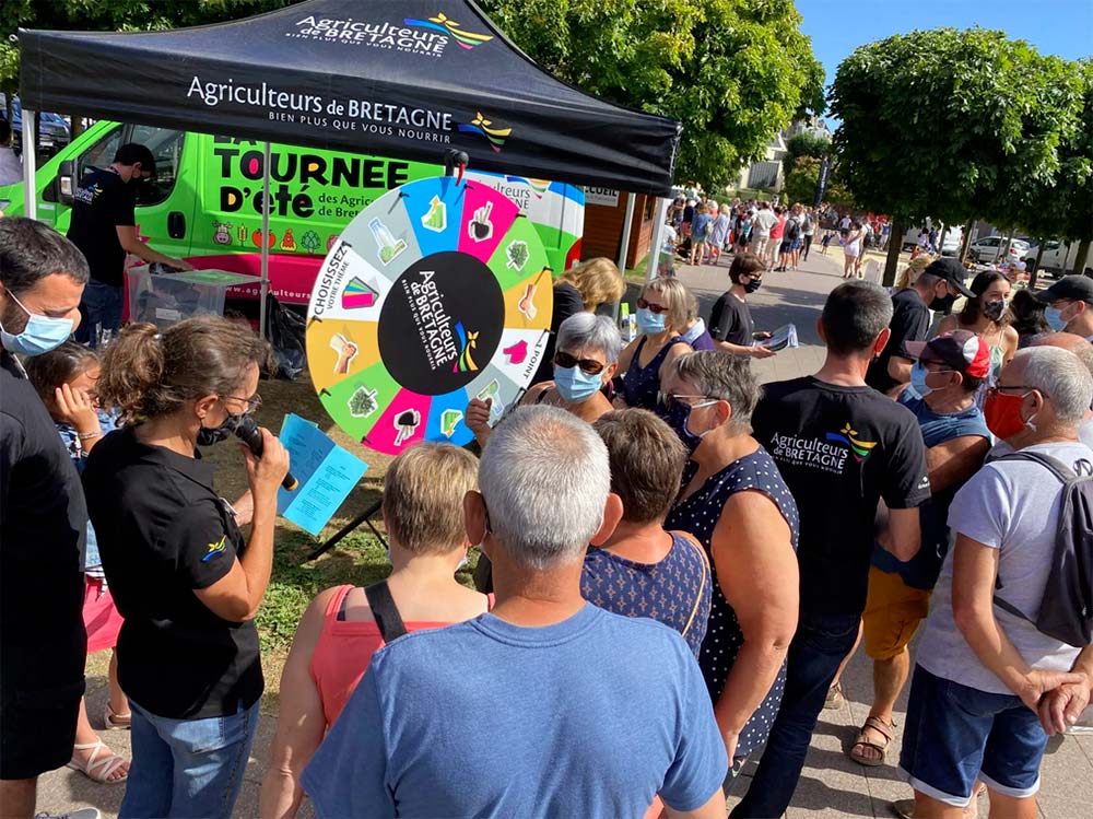 12833.hr - Illustration Le fourgon Agriculteurs de Bretagne repart en tournée