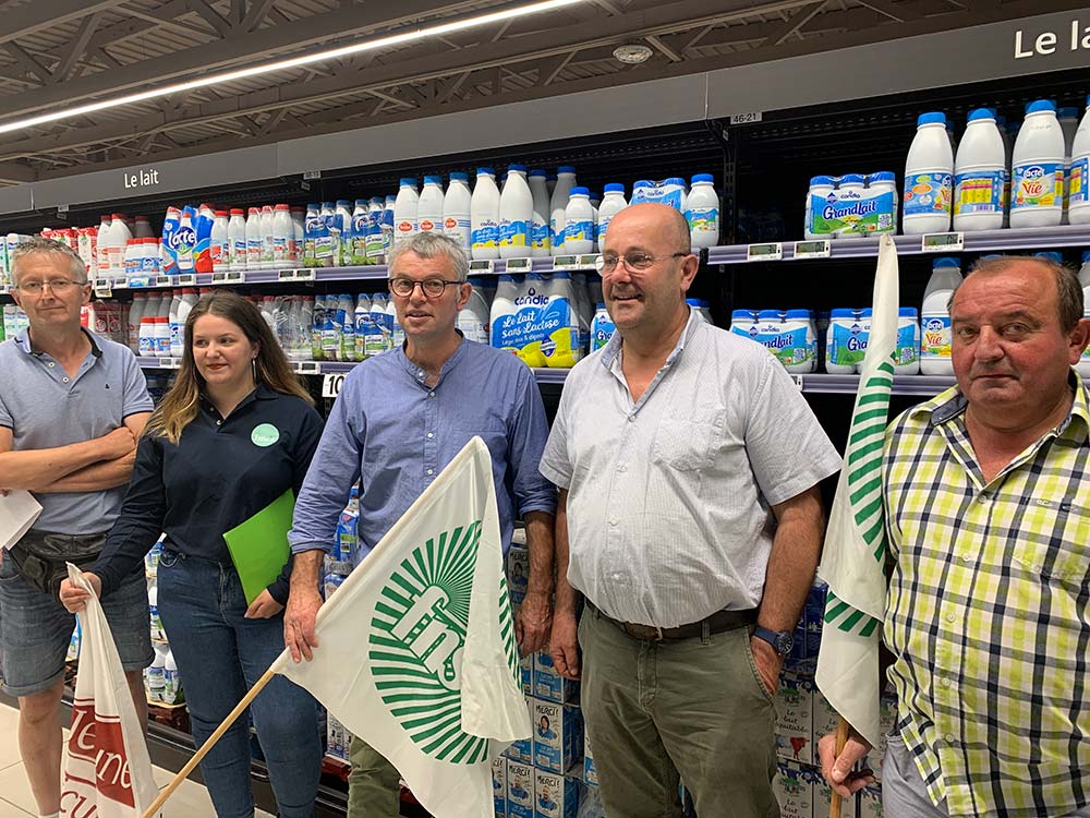 12945.hr - Illustration Les éleveurs laitiers demandent une revalorisation du prix du lait en GMS