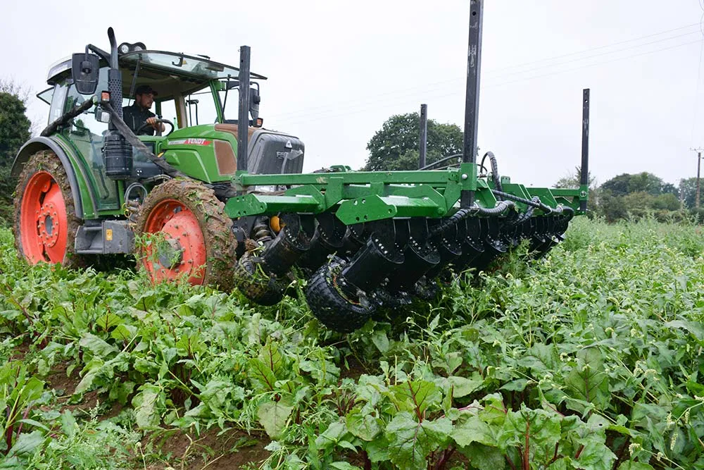  - Illustration Une arracheuse de chénopodes à roues à l’épreuve