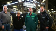 Annette et Dominique Pondard se sont appuyés sur Jean-Luc Porzier, de la société Orela, et Fabrice Bernard, de Cultivert, pour optimiser le flux d’air de leur bâtiment laitier.