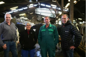 Annette et Dominique Pondard se sont appuyés sur Jean-Luc Porzier, de la société Orela, et Fabrice Bernard, de Cultivert, pour optimiser le flux d’air de leur bâtiment laitier.