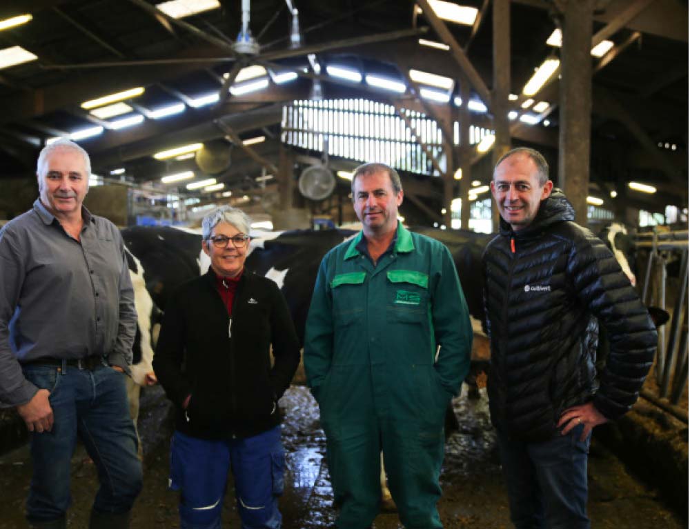 Annette et Dominique Pondard se sont appuyés sur Jean-Luc Porzier, de la société Orela, et Fabrice Bernard, de Cultivert, pour optimiser le flux d’air de leur bâtiment laitier.