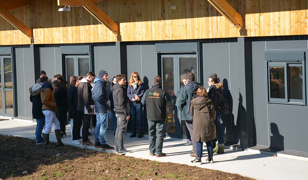 14788.hr - Illustration Des demandeurs d’emploi en visite à la ferme