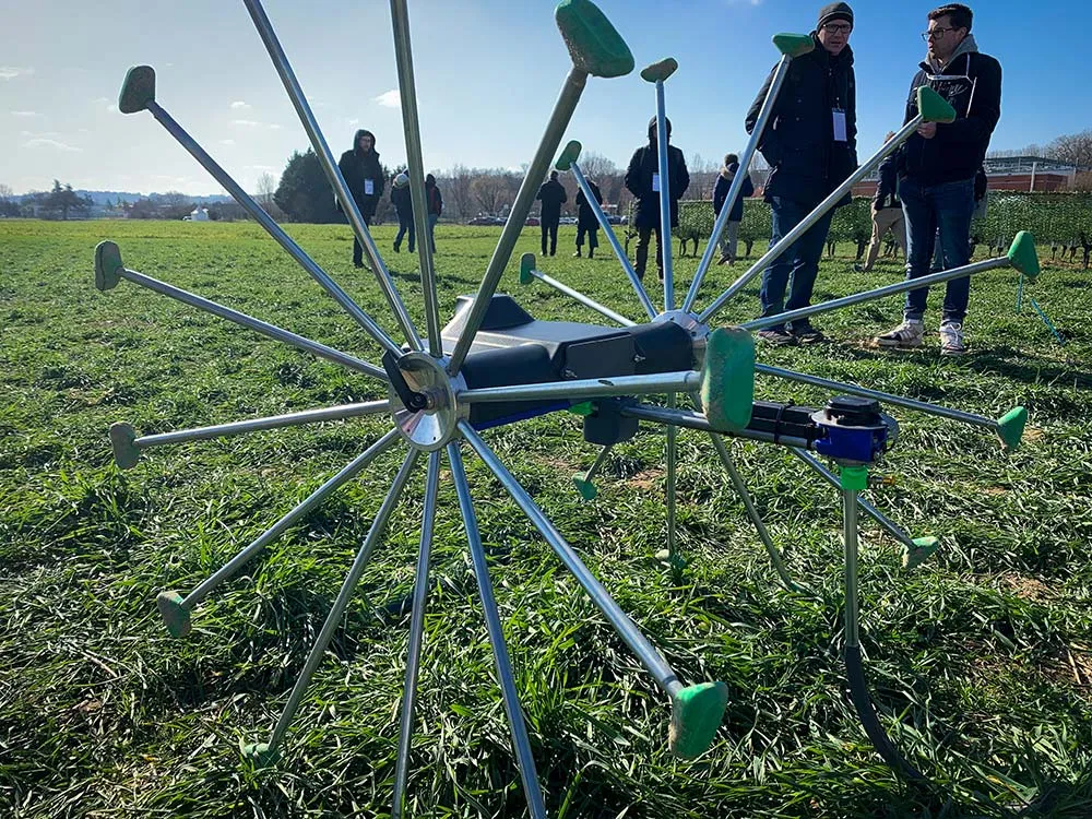 14939.hr - Illustration Un petit robot qui surveille les parcelles