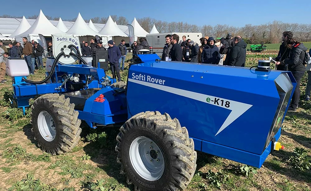 Un Agriculteur Heureux Conduisant Son Tracteur Bleu En Pièces De