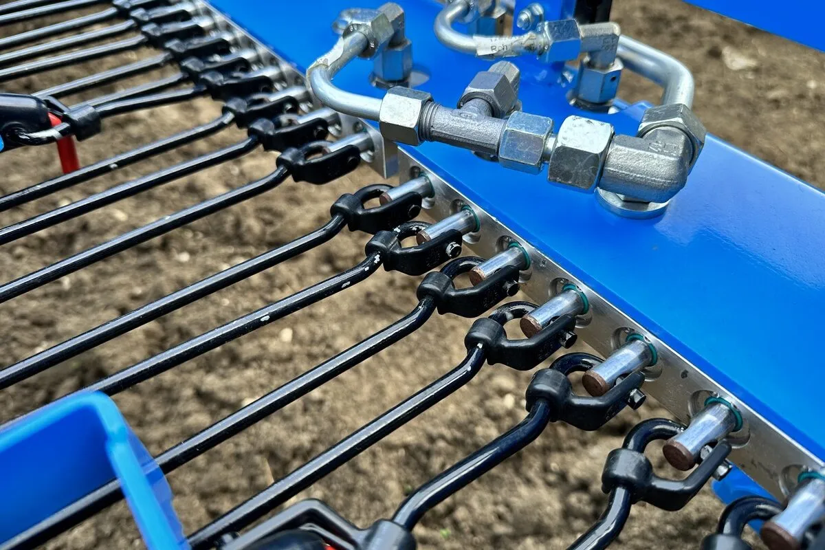 17267.hr - Illustration Une nouvelle catégorie de herse étrille voit le jour