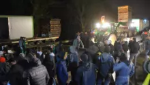 des jeunes manifestants sur le pont de morlaix light