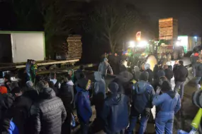 des jeunes manifestants sur le pont de morlaix light