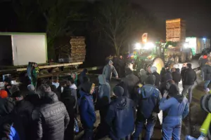 des jeunes manifestants sur le pont de morlaix light