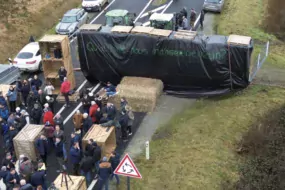 rassemblement d agriculteurs au roc tredudon