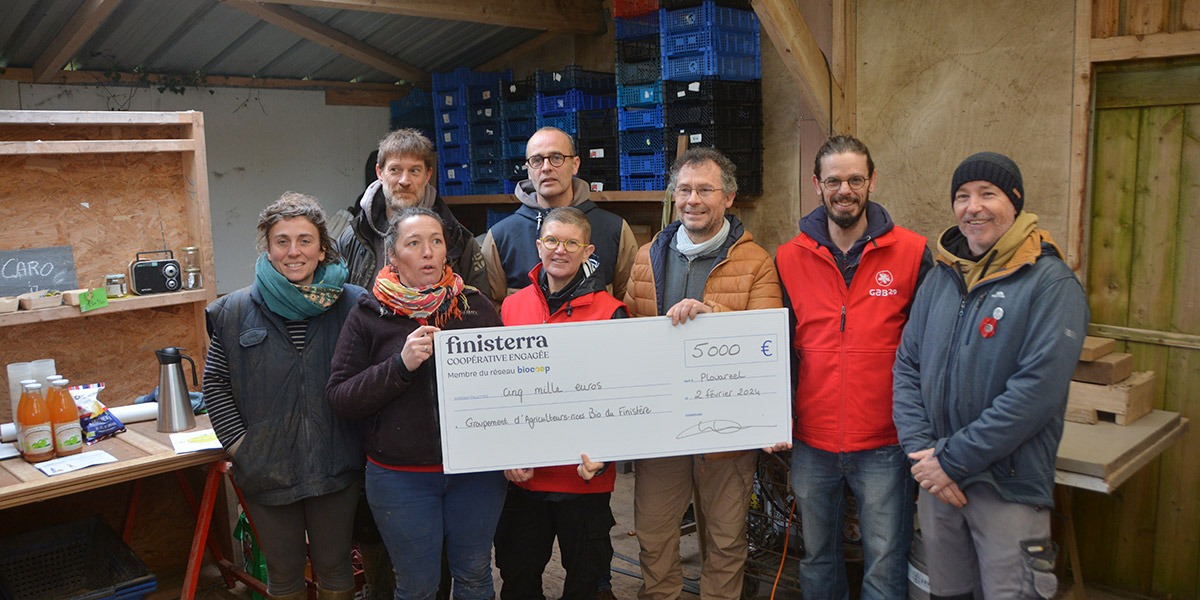 remise cheque chez erell pelle - Illustration Coup de pouce financier pour les fermes sinistrées