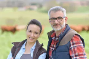 homme et femme agriculteurs dans un champ