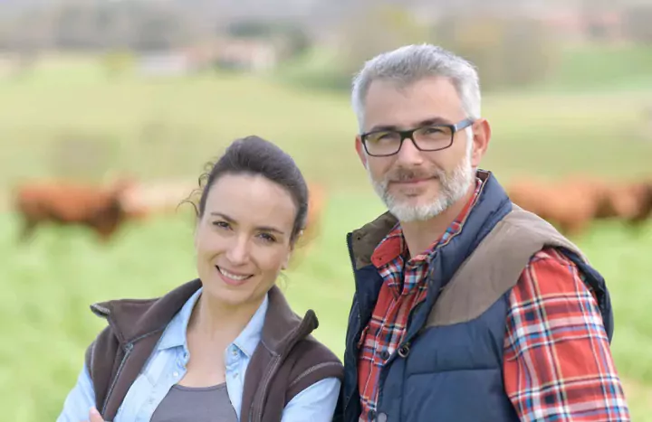 homme et femme agriculteurs dans un champ