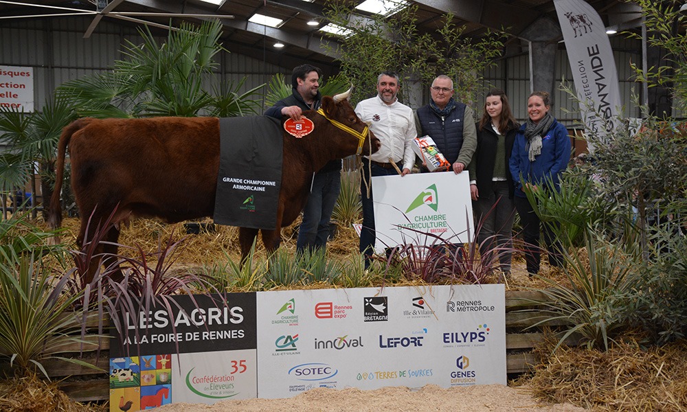 championne armoricaine avec ses éleveurs