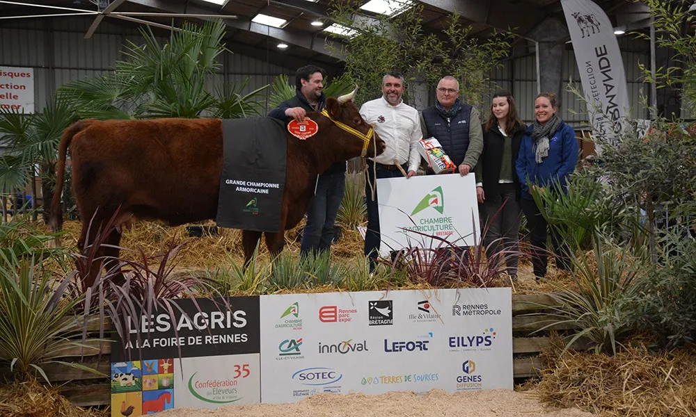 championne armoricaine avec ses éleveurs
