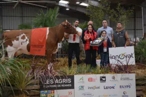 la championne pie rouge sur le podium avec les éleveurs